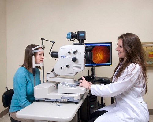 A lady check up fundus flurosecein Angiography