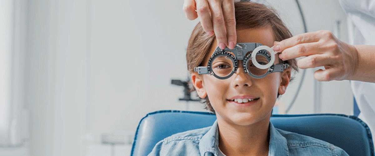 What are the first signs of Squint eye?